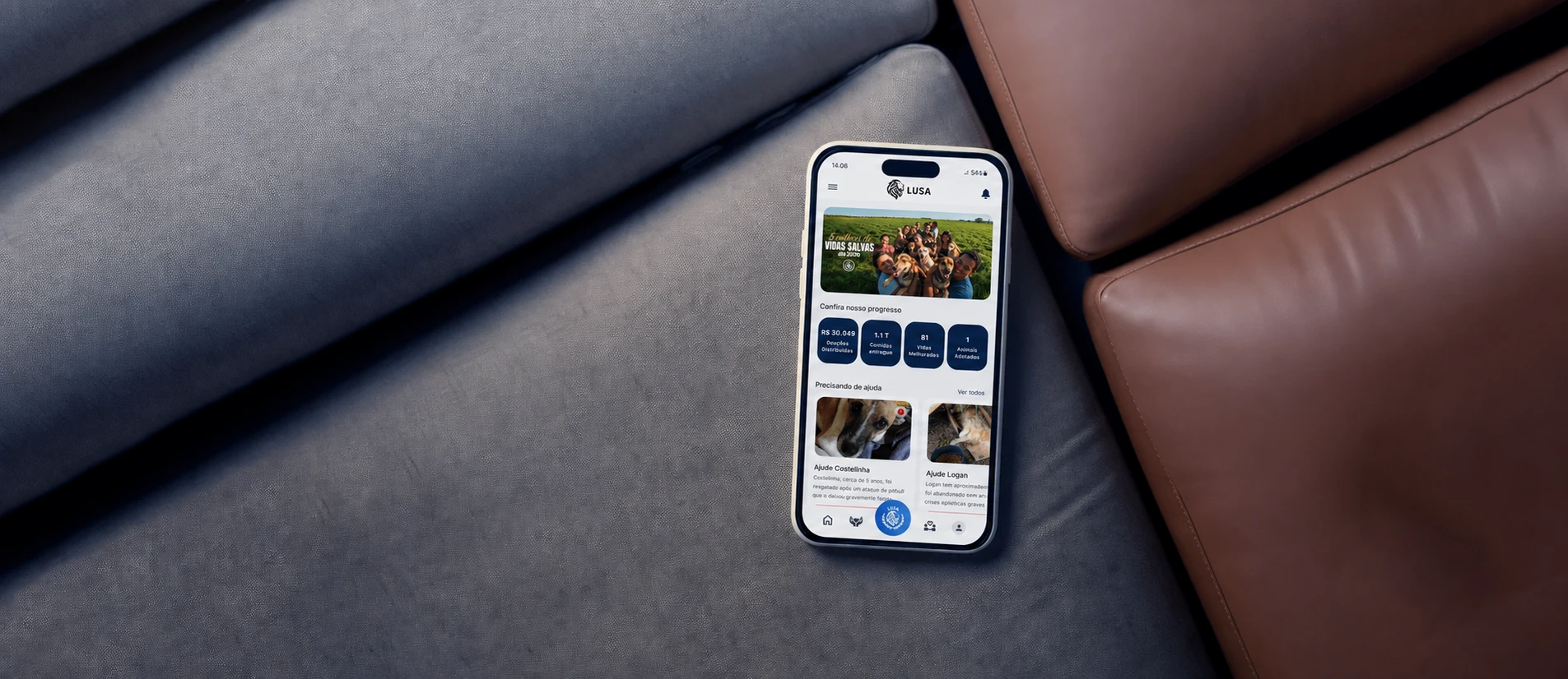 Smartphone exibindo o aplicativo da LUSA sobre um sofá de couro