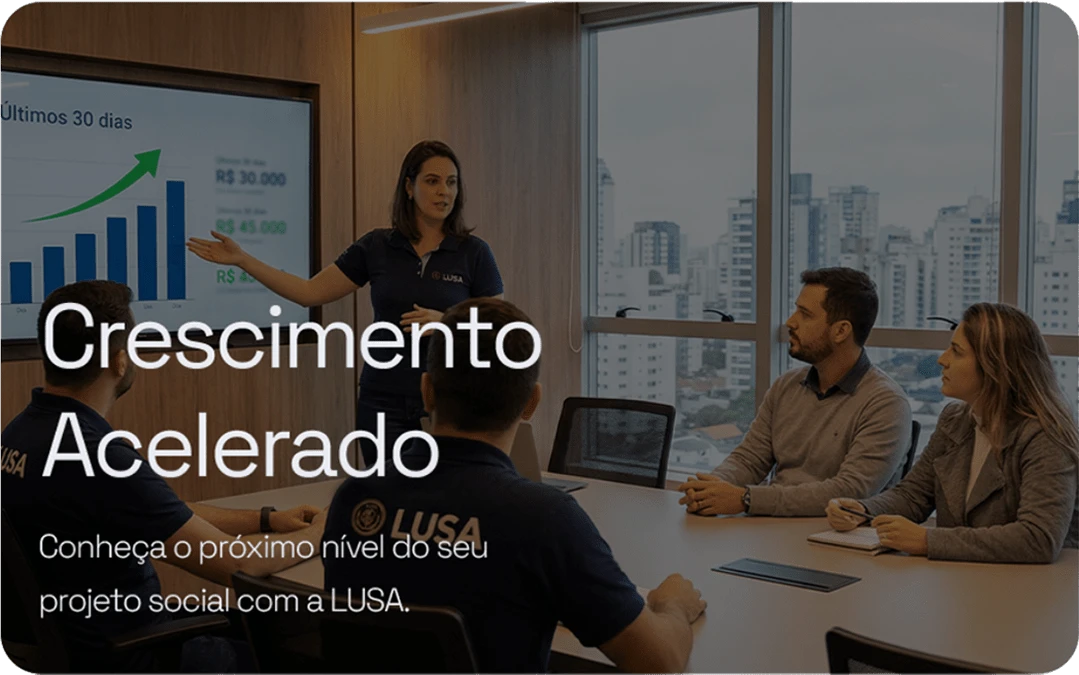 Crescimento Acelerado — comece o próximo nível do seu projeto social com a LUSA. Apresentação de resultados para uma equipe em sala de reunião.