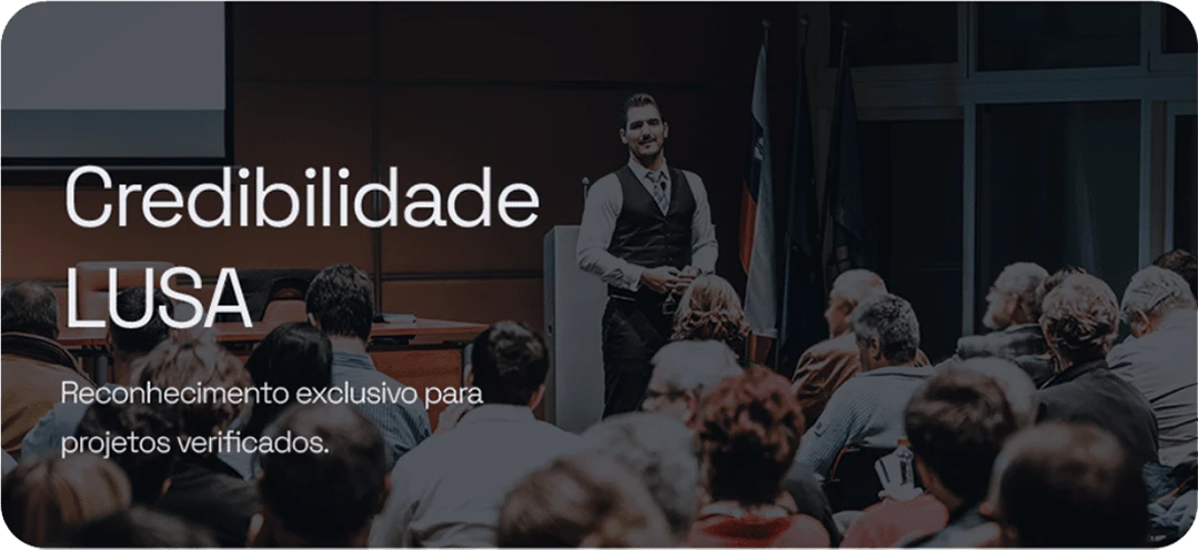 Credibilidade LUSA — seja reconhecido mundialmente por sua excelência. Palestrante diante de um auditório lotado.